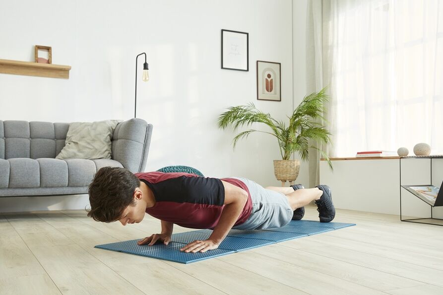 Stand in the plank for working out the muscles of the press and back